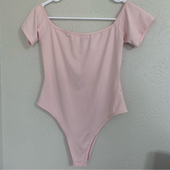 ❇️3/$30❇️ EUC Light Pink Off Shoulder Short Sleeve Stretchy Bodycon Bodysuit Top - Picture 5 of 8